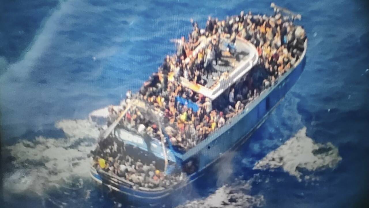 Das völlig überfüllte Boot war von der libyschen Küste aus unterwegs nach Italien. 