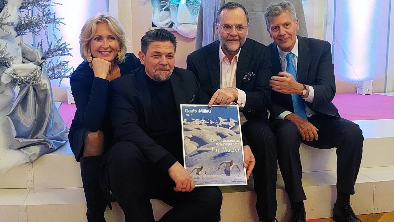 Der Hamburger Koch Tim Mälzer (2. von links) wurde am 7. November 2025 im Stiftskulinarium St. Peter in Salzburg vom Restaurantguide „Gault-Millau“ zum Ambassador 2026 gekürt. Im Bild Laudator Staatssekretär Sepp Schellhorn (2. von rechts) mit dem „Gault-Millau“-Herausgeberehepaar Martina und Karl Hohenlohe. Der Hamburger Koch Tim Mälzer (2. von links) wurde am 7. November 2025 im Stiftskulinarium St. Peter in Salzburg vom Restaurantguide „Gault-Millau“ zum Ambassador 2026 gekürt. Im Bild Laudator Staatssekretär Sepp Schellhorn (2. von rechts) mit dem „Gault-Millau“-Herausgeberehepaar Martina und Karl Hohenlohe.
