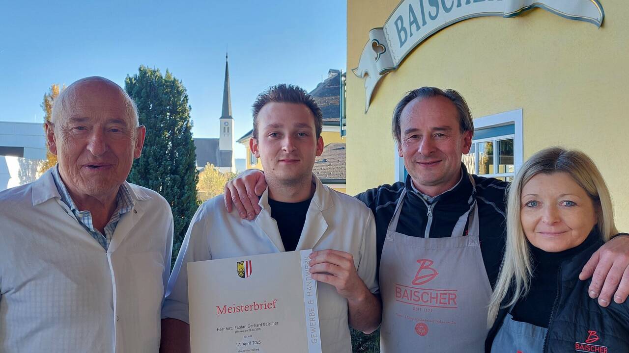 Von links: Alois Baischer (76), Fabian Baischer (20, Enkel) mit Meisterbrief, Gerhard Baischer (50, Sohn) und Sabine Baischer (55, Schwiegertochter) vor ihrem Betrieb in Lochen.  