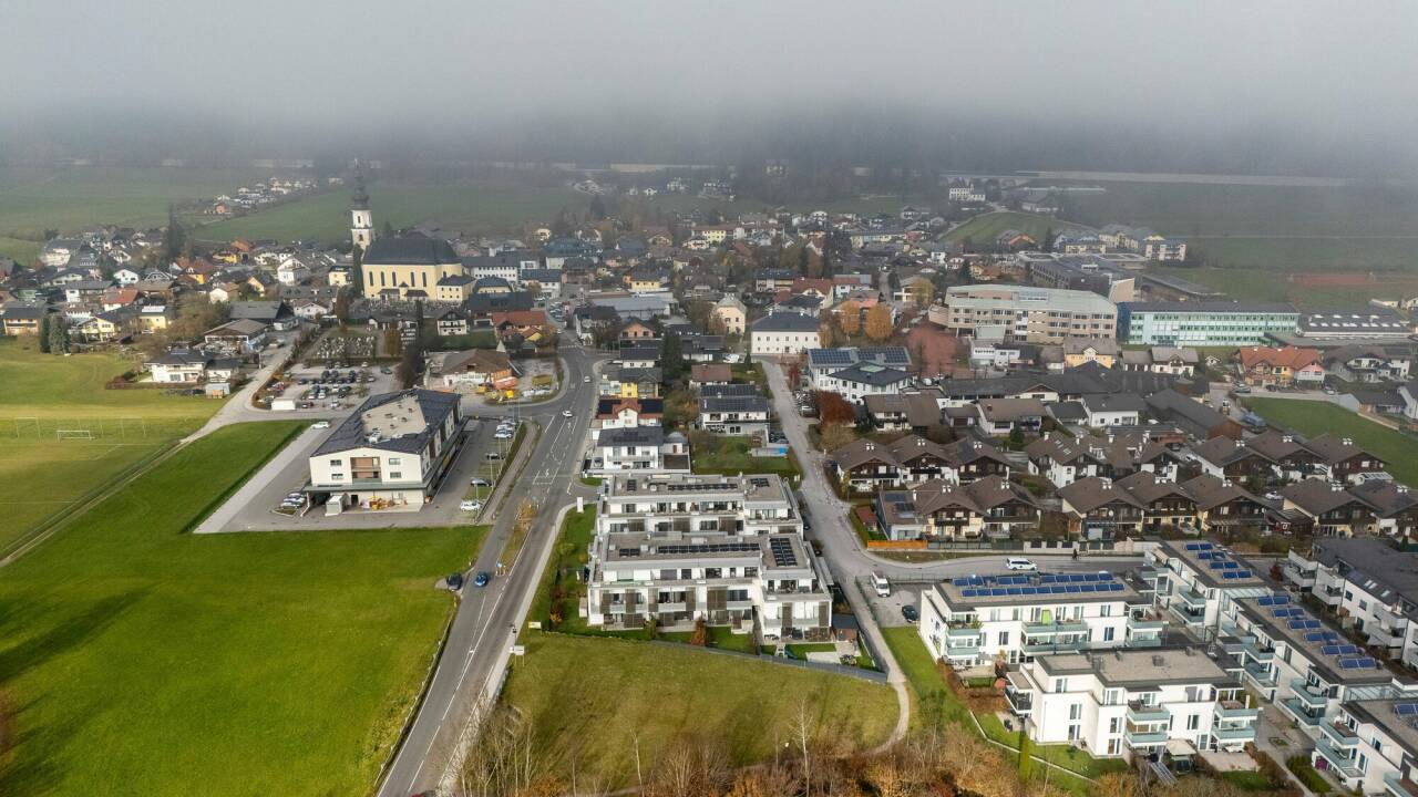 Luftaufnahme von Thalgau im November 2025. Die Gemeinde im Flachgau zählt mittlerweile mehr als 6000 Einwohnerinnen und Einwohner. Wie diese sich beim Wohnen verändern wollen, wurde kürzlich von der Gemeinde abgefragt. 
