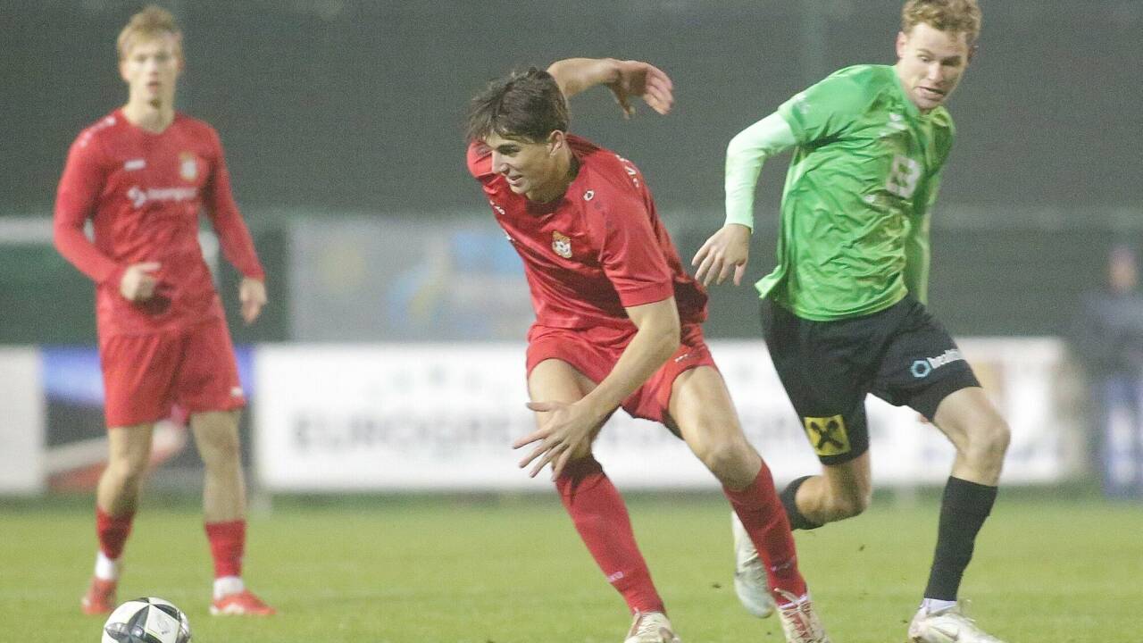 In der Regionalliga West super unterwegs: Patrick Brugger (Mitte) und Ben Leitenstorfer (hinten links) spielen bei Profivereinen vor. In der Regionalliga West super unterwegs: Patrick Brugger (Mitte) und Ben Leitenstorfer (hinten links) spielen bei Profivereinen vor.