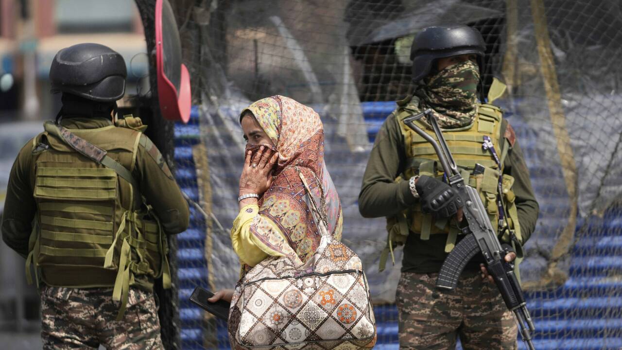 Heuer im Mai hat es in Kaschmir – im Bild Soldaten und eine Frau in Srinagar – wieder Gefechte zwischen Indien und Pakistan mit in Summe 71 Toten gegeben.  