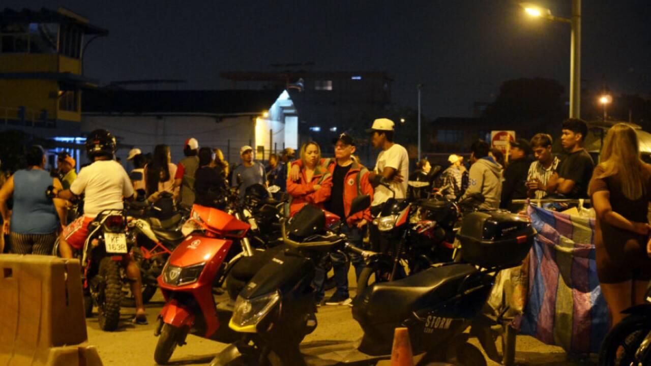 Angehörige der Toten warten vor dem Gefängnis 