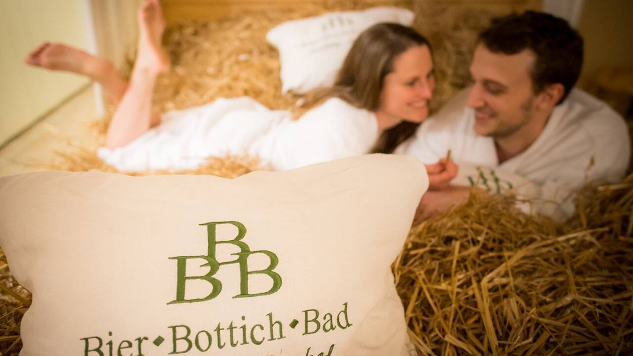 Ruhe ist unser Luxus, Entschleunigung unser Alltag: Es gibt sie noch, ein paar wenige unberührte Fleckchen. Das Landhotel Moorhof, rund um das Ibmer Moor, ist der Geheimtipp im Innviertel. Ruhe ist unser Luxus, Entschleunigung unser Alltag: Es gibt sie noch, ein paar wenige unberührte Fleckchen. Das Landhotel Moorhof, rund um das Ibmer Moor, ist der Geheimtipp im Innviertel.