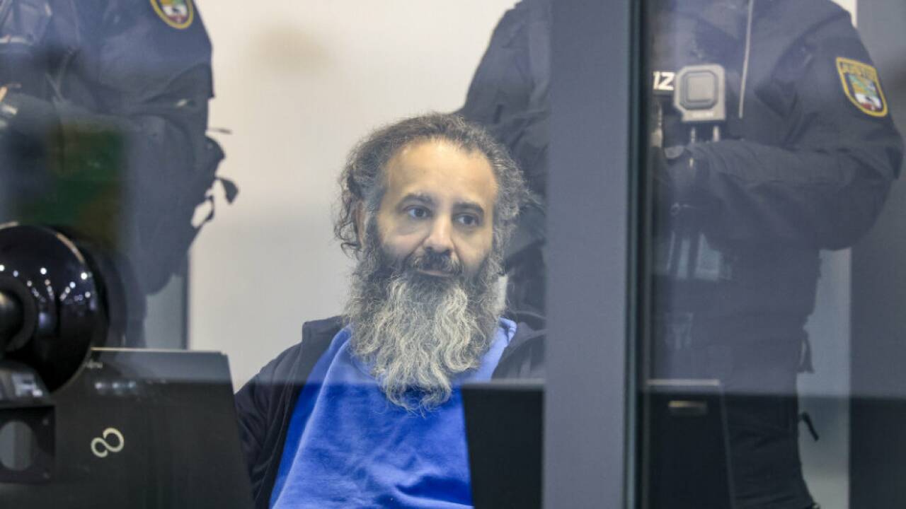 Der angeklagte wird besonders durch einen Glaskasten geschützt 