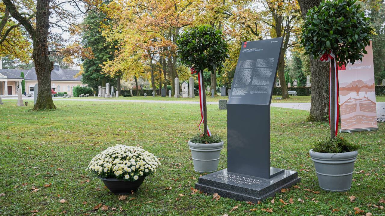 Infopult beim Kriegerdenkmal im Kommunalfriedhof. Infopult beim Kriegerdenkmal im Kommunalfriedhof.