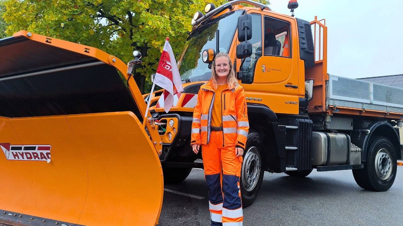 Mit dem Schneepflug abgeräumt: Lisa Grillneder ist die einzige Frau im Außendienst der Straßenmeisterei Raab und vertritt im März 2026 Österreich bei der WM im Schneepflugfahren.  