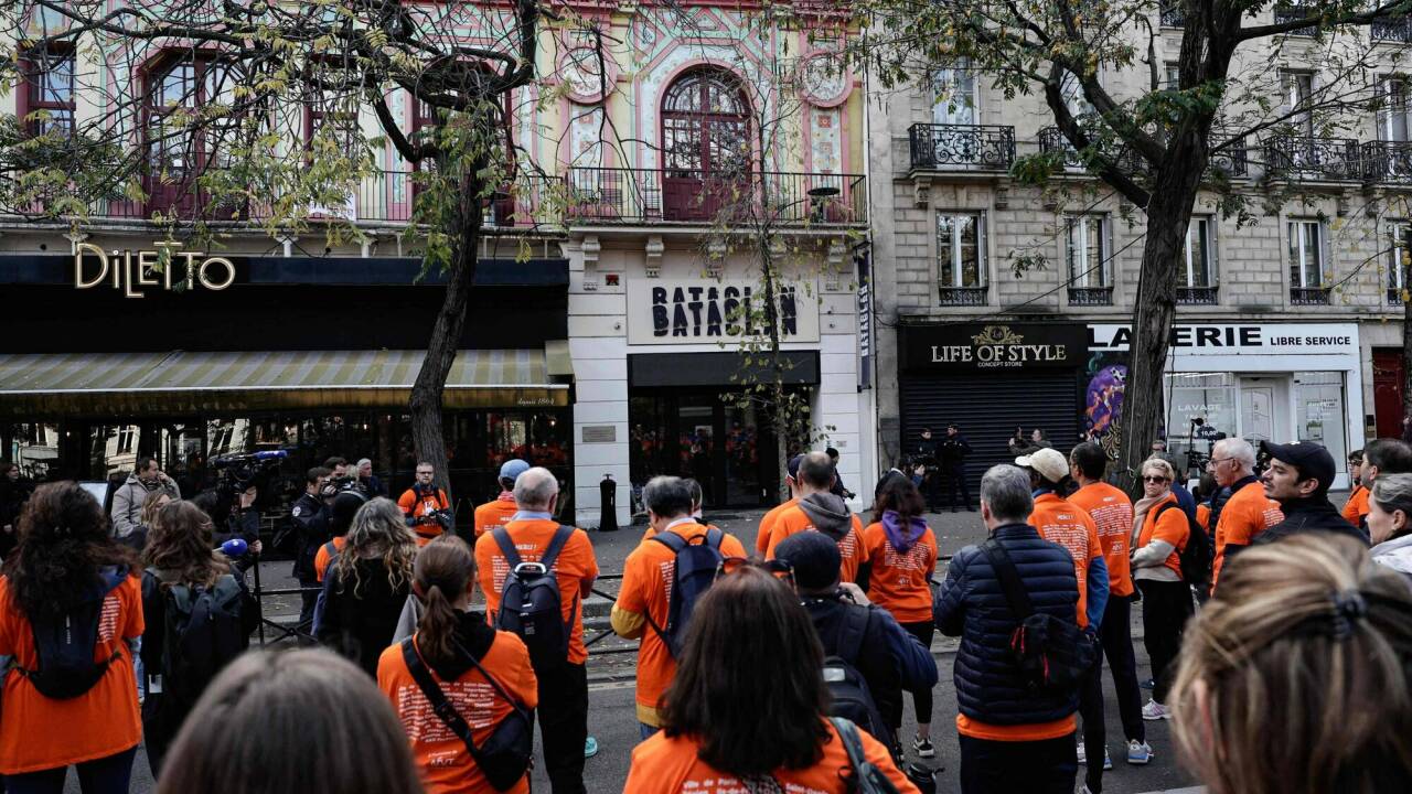 Am Wochenende führte ein „Marsch der Freiheit“ durch Paris. Die Teilnehmenden stoppten auch vor dem Bataclan.  