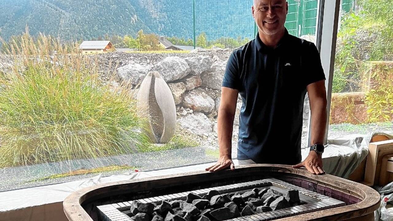 Erik Kerwer mit der erst kürzlich installierten Fassl-Sauna: Nachdem die Sanierung des Bades nun abgeschlossen ist, verlässt der Deutsche nach 18 Jahren das Haus.  