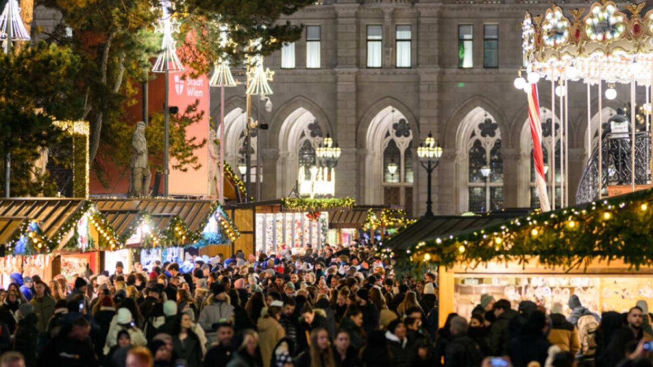 Menschenmassen auf dem Christkindlmarkt am Wiener Rathausplatz Menschenmassen auf dem Christkindlmarkt am Wiener Rathausplatz