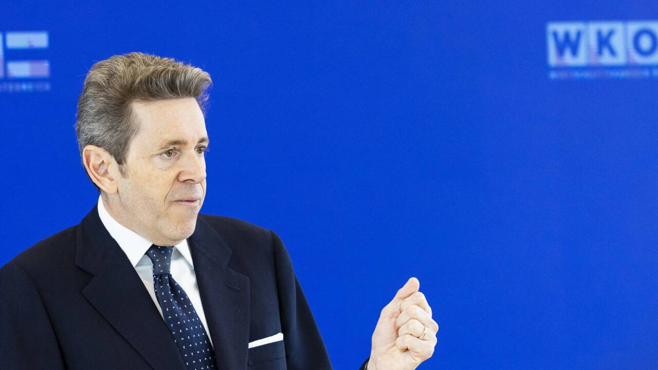 ABD0052_20251110 - WIEN - ÖSTERREICH: WKÖ-Präsident Harald Mahrer am Montag, 10. November 2025, anl. einer PK 'Inhaltliche Ergebnisse des Treffens der Präsident:innen der WKÖ sowie der 9 Landeskammern' in Wien. - FOTO: APA/TOBIAS STEINMAURER 