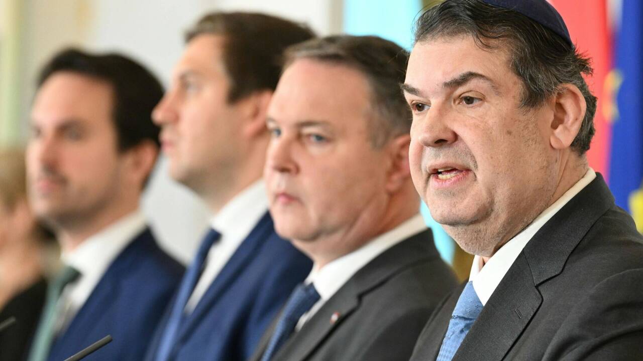 Bildungsminister Christoph Wiederkehr (Neos), Staatssekretär Alexander Pröll (ÖVP), Vizekanzler Andreas Babler (SPÖ) und der Präsident der Israelitischen Kultusgemeinde (IKG) Oskar Deutsch (von links nach rechts).  