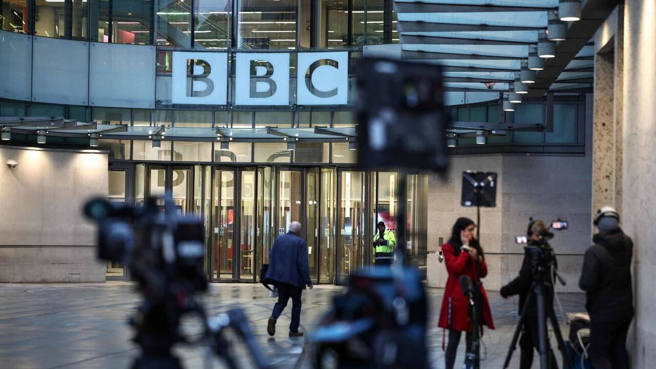 Journalistinnen und Journalisten am Montag vor dem BBC-Gebäude in London. Journalistinnen und Journalisten am Montag vor dem BBC-Gebäude in London.