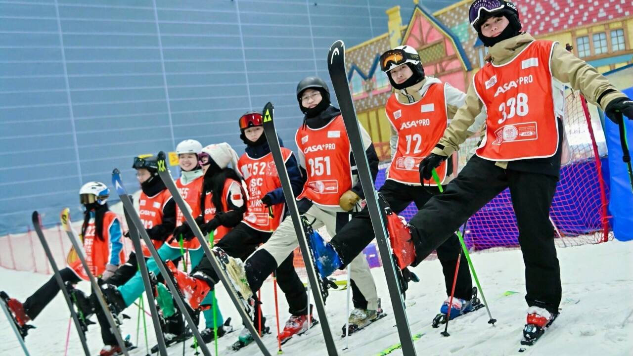 Begeisterte Skianfänger: Im Oktober wurde im chinesischen Shenzhen die derzeit größte Skihalle der Welt eröffnet. 