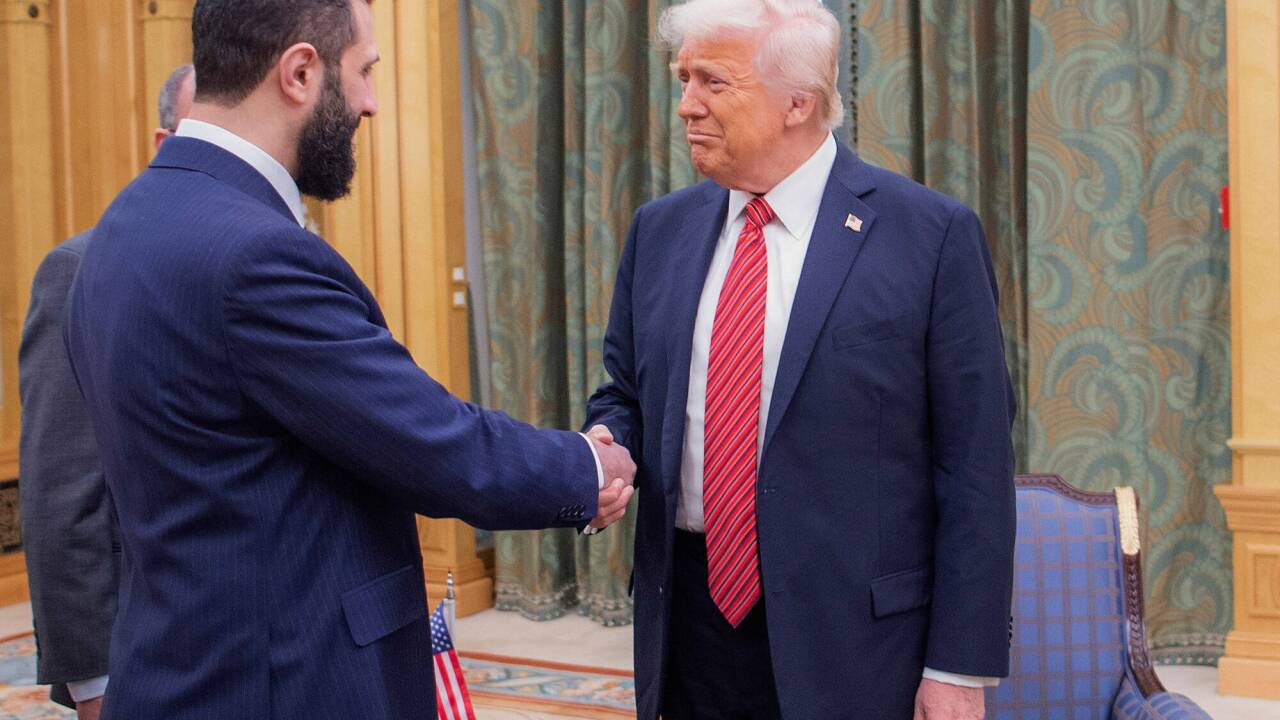 Im Mai trafen US-Präsident Donald Trump und Syriens Präsident Ahmed al-Scharaa einander in Saudi-Arabien. 