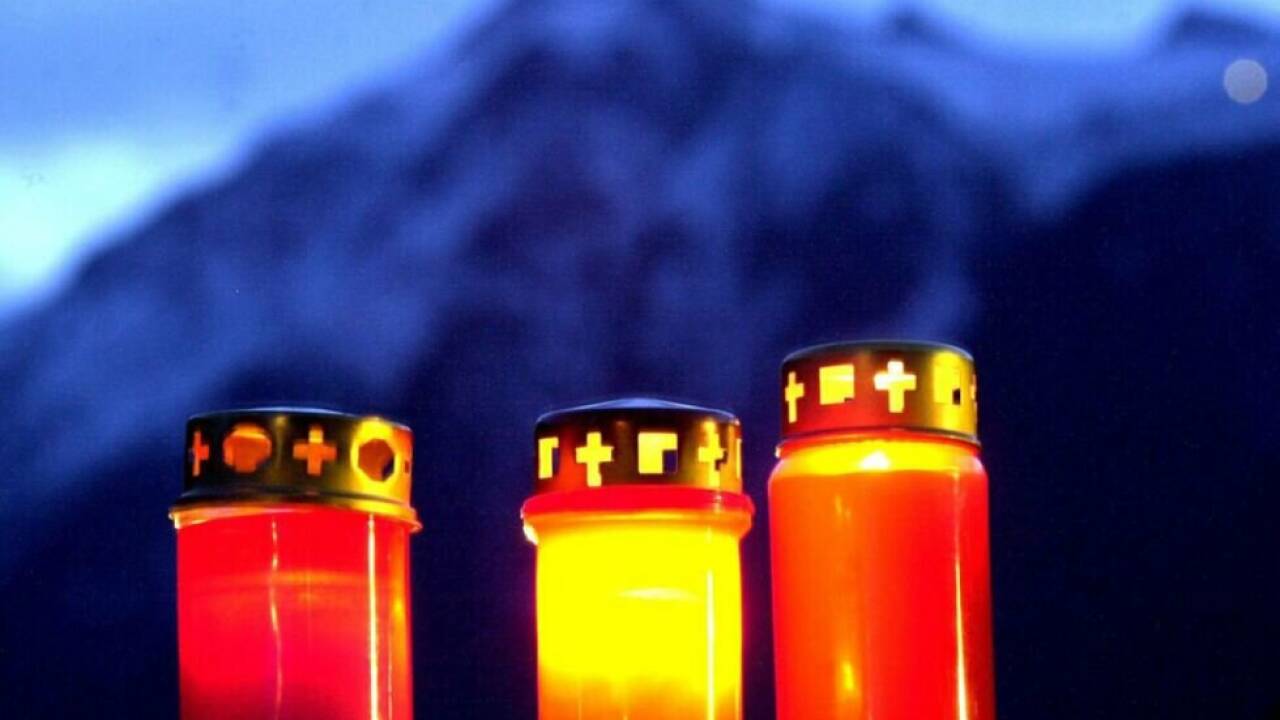 Kerzen zum Gedenken der Opfer in Kaprun 