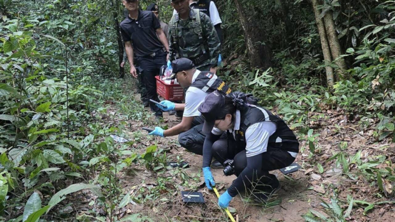 Thailändische Soldaten auf der Spurensuche nach der Minenexplosion 