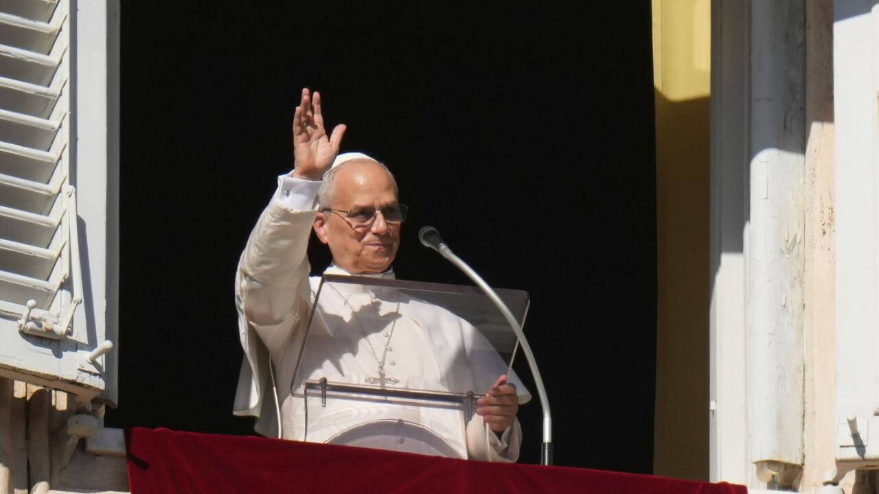 Papst Leo XIV. winkt nach einem Angelus-Gebet auf dem Petersplatz in Rom. 