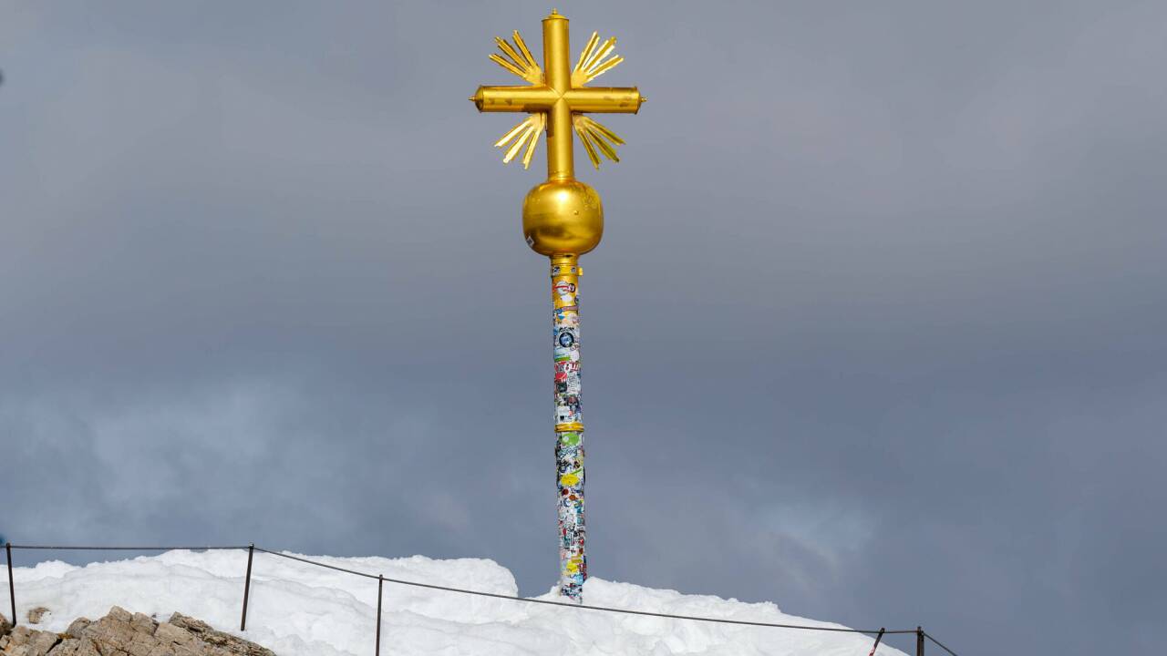 Das Gipfelkreuz der Zugspitze wurde ins Tal gebracht. Die Aufkleber werden entfernt. 