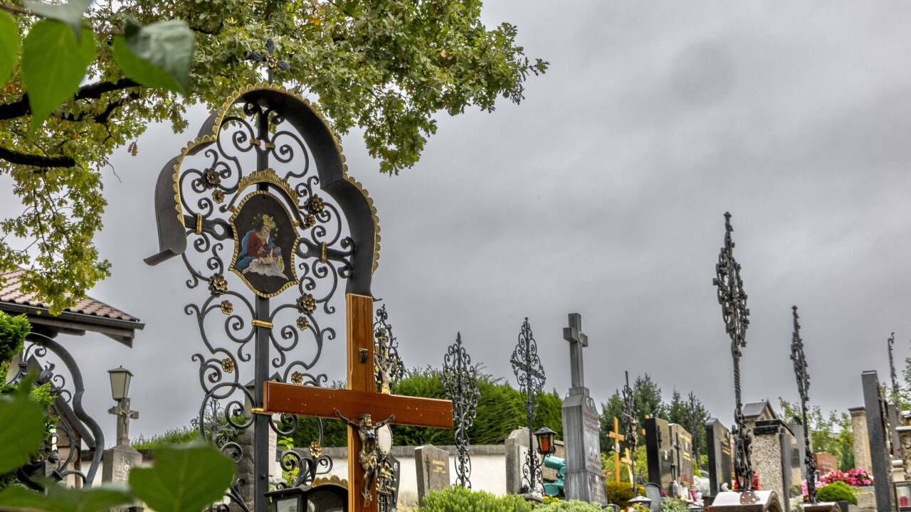 Zu der schockierenden Attacke auf die ältere Dame kam es auf dem Areal des Friedhofs in Salzburg-Liefering.  