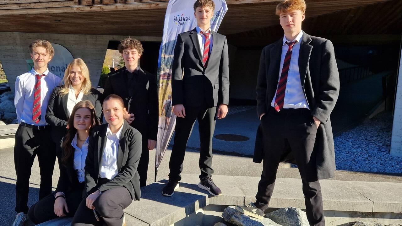 Beim Hohe Tauern Tourismustag zeigten sich die Schüler/-innen der Tourismusschule Bramberg einmal mehr von ihrer besten Seite und teilten ihre Erfahrungen mit den Besucherinnen und Besuchern im Nationalparkzentrum. 