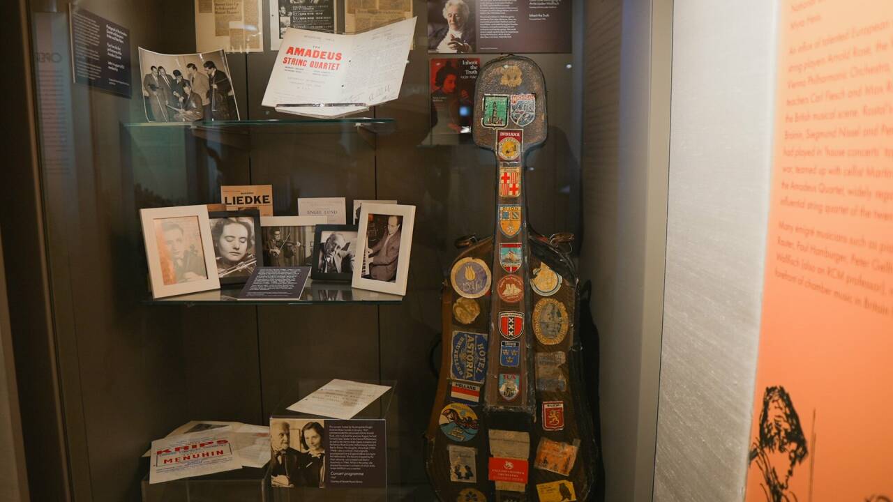 Der Cellokasten von Anita Lasker-Wallfisch in der Ausstellung „Music, Migration & Mobility – The Story of Émigré Musicians from Nazi Europe in Britain“. 