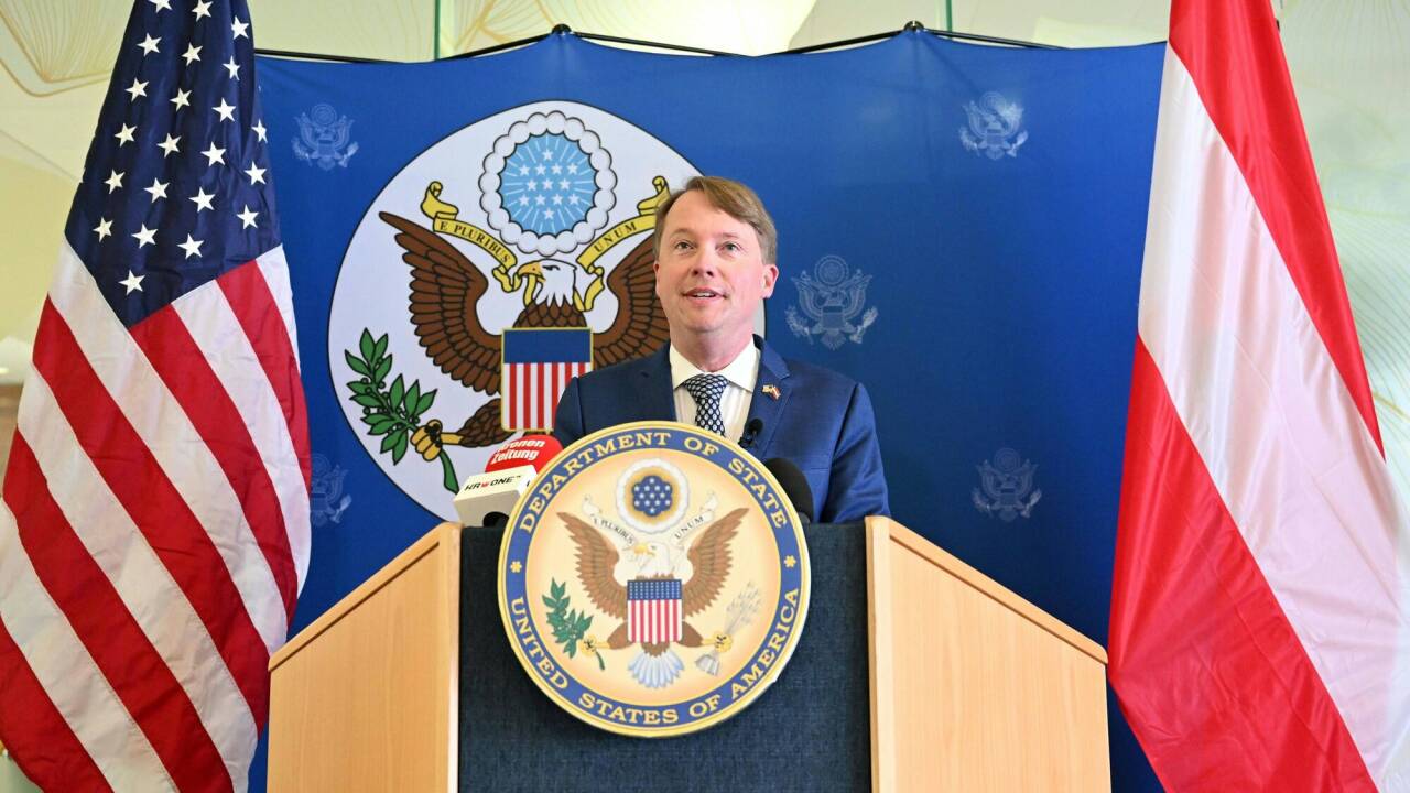 US-Botschafter Arthur Fisher nach seiner Ankunft am Flughafen Wien.