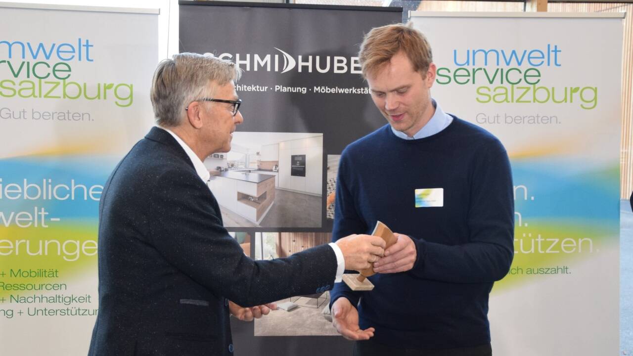 Wirtschaftskammerpräsident Peter Buchmüller (l.) überreichte das Umweltblatt an Geschäftsführer Johannes Spatzenegger. 
