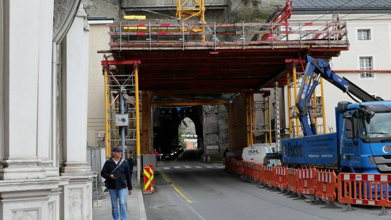 Blick auf die Baustelle beim Neutor im Salzburger Festspielbezirk. 