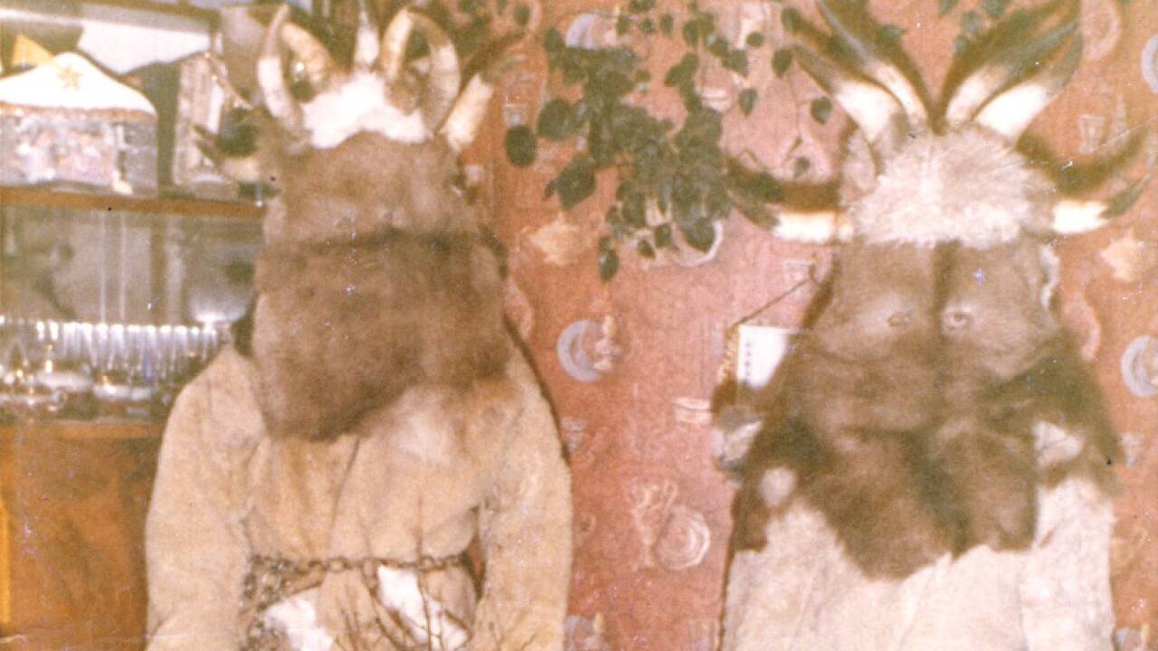 1966 trugen die Krampusse des Alt Gnigler Krampus Perchten Pass noch selbstgebastelte Masken und Kostüme.  