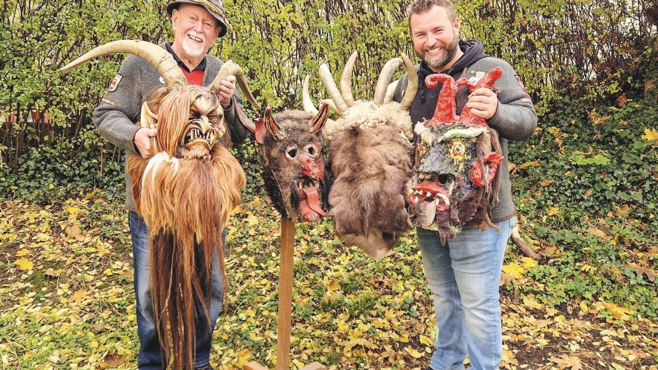 Hans und Sohn Hannes Brugger zeigen heuer im Zuge des 50. Gnigler Krampuslaufs alte Krampus-Masken in der Auslage von Tapezierer Brugger. Die im Bild stammen von 2000, 1972, 1966 und 1989.  