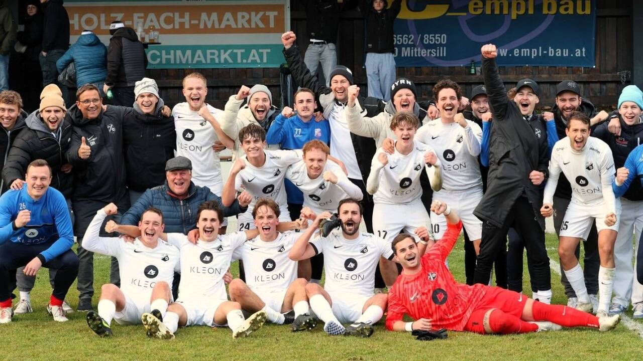 Die Piesendorfer bejubeln den ersten Platz. 