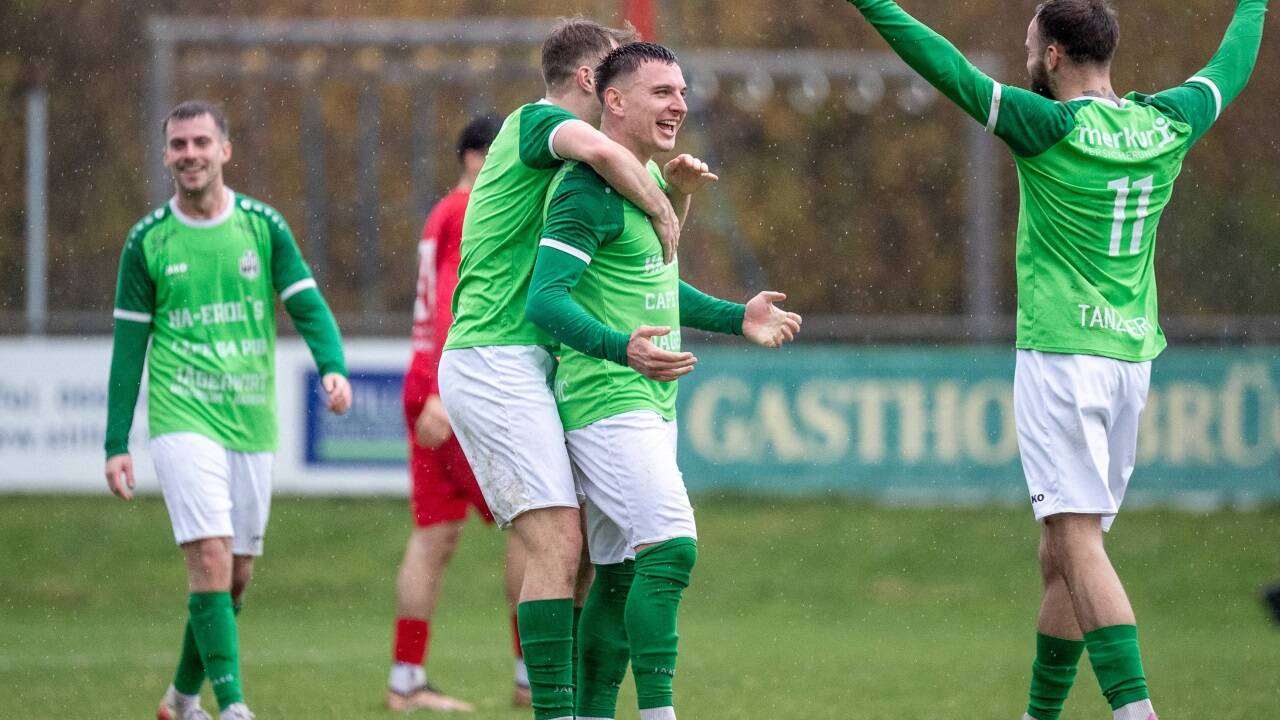 Herbstmeister in der Salzburger Liga: Alem Huremovic und Co. jubelten in Anif. 