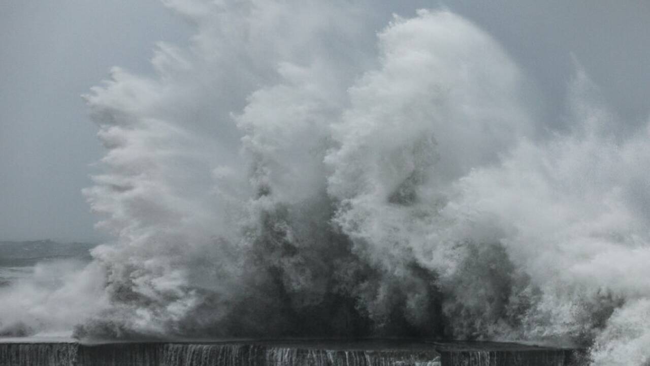Auch Riesenwellen vom Meer bringen Überschwemmungen ins Land 
