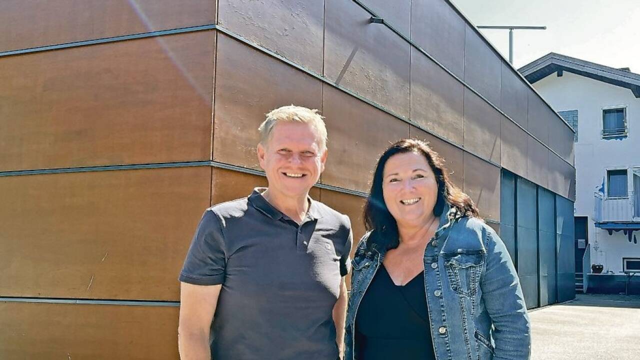 Bei der Volksschule Kuchl (im Bild Bgm. Freylinger und Vizebgm. Carmen Kiefer im Sommer 2024) hätten heuer die Bagger auffahren sollen. Aktuell ist das Projekt auf unbestimmte Zeit verschoben.  Bilder: sw/Petry Bei der Volksschule Kuchl (im Bild Bgm. Freylinger und Vizebgm. Carmen Kiefer im Sommer 2024) hätten heuer die Bagger auffahren sollen. Aktuell ist das Projekt auf unbestimmte Zeit verschoben. Bilder: sw/Petry