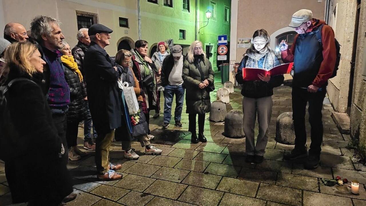 Rund 30 Menschen kamen zur Gedenkveranstaltung des Halleiner Stolperstein-Komitees am vergangenen . 