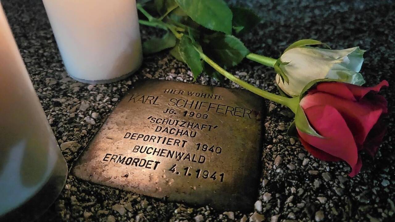 20 der 34 Stolpersteine in Hallein wurden zum Gedenken mit Kerzen erleuchtet, die Geschichte der Opfer verlesen und Blumen niedergelegt.  