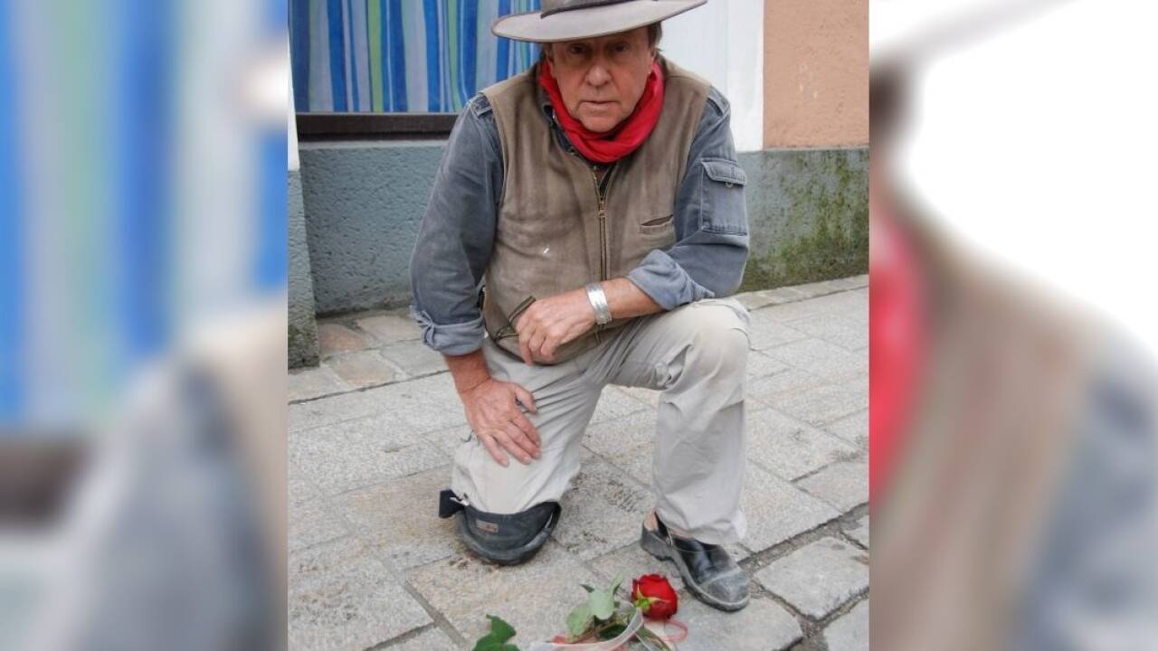 Der deutsche Künstler Gunther Denning hat das Projekt Mitte der 1990er initiiert und auch fast alle der mittlerweile 40.000 Steine selbst verlegt. 