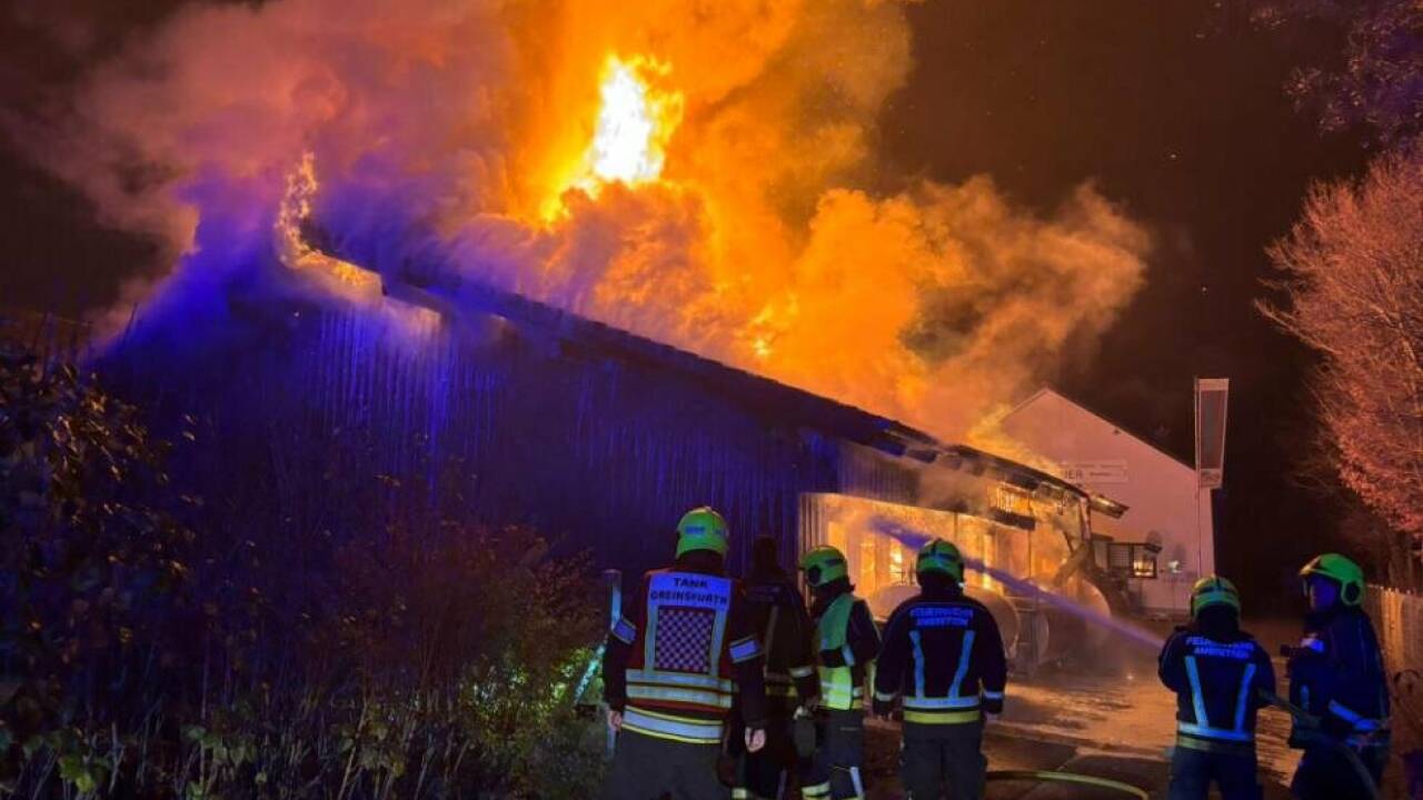 Feuerwehr bekämpfte Gebäudebrand in Amstetten 