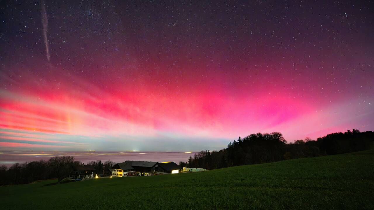 Polarlichter am Mittwoch in den frühen Morgenstunden am Haunsberg über dem Nebel – eingefangen von Hermann Hermeter. <?ZE?> Polarlichter am Mittwoch in den frühen Morgenstunden am Haunsberg über dem Nebel – eingefangen von Hermann Hermeter. <?ZE?>