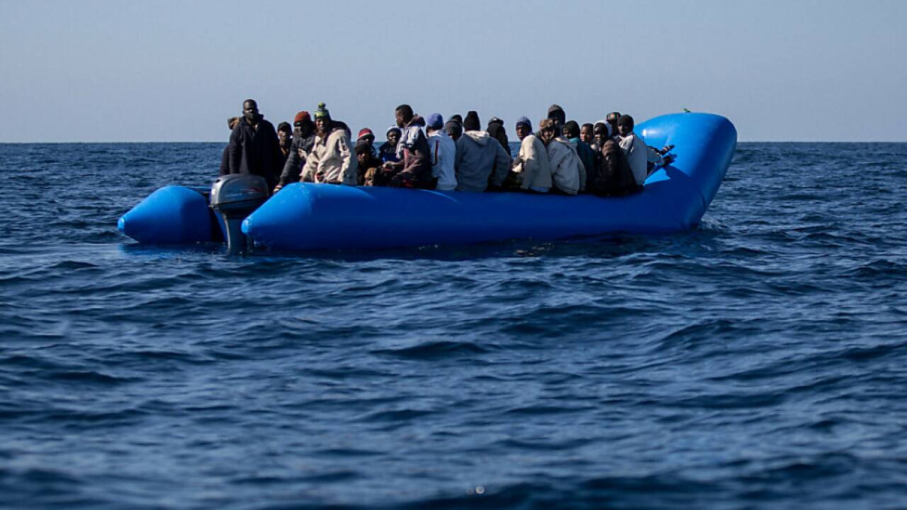 Nach wie vor nehmen jedes Jahr Zehntausende Menschen die gefährliche Fahrt übers Mittelmeer in Angriff, um in die EU zu gelangen. 