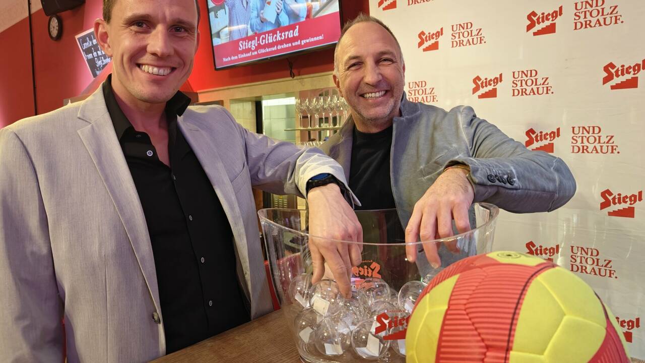 Fifa-Schiedsrichter Sebastian Gishamer und ÖFB-Frauenteamchef Alexander Schriebl losten die Stier-Vorrundengruppen aus. Fifa-Schiedsrichter Sebastian Gishamer und ÖFB-Frauenteamchef Alexander Schriebl losten die Stier-Vorrundengruppen aus.