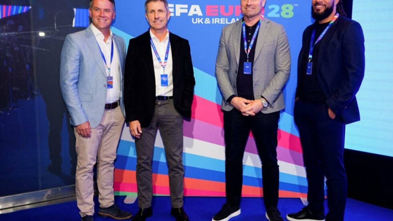 Michael Owen (links) ließ sich die Auftaktveranstaltung nicht entgehen 