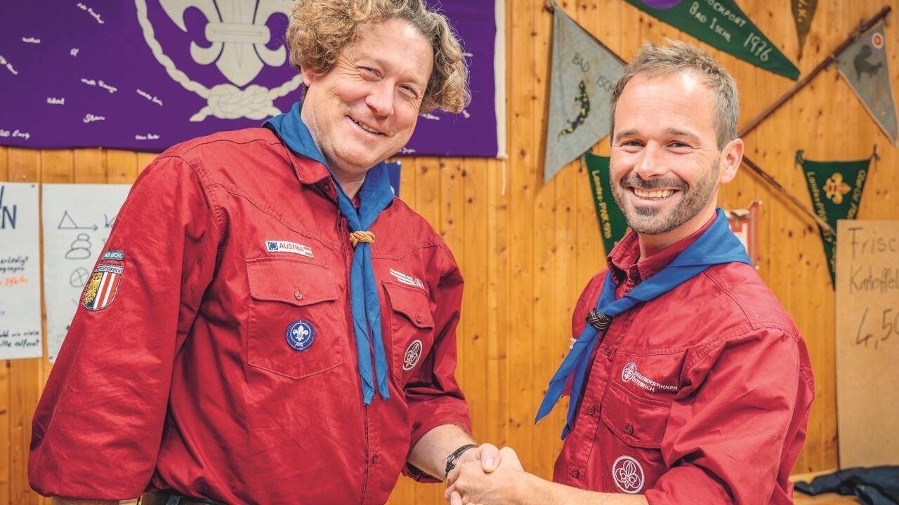 Laurenz Aschauer (l.) übergab an Gerald Schober – ein Pfadfinder seit Kindheitstagen (kl. Bild). 