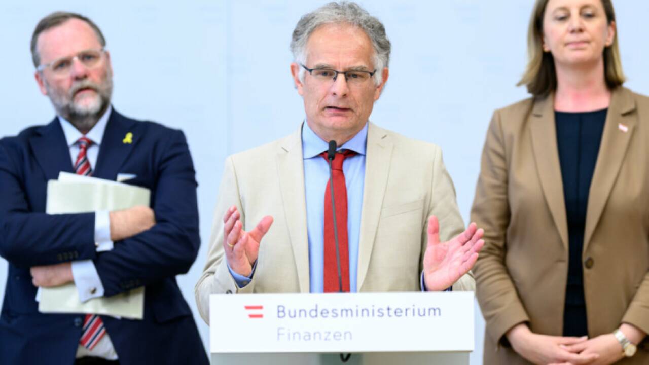 Staatssekretär Sepp Schellhorn (Neos), Finanzminister Markus Marterbauer (SPÖ) und Finanzstaatssekretärin Barbara Eibinger-Miedl (ÖVP). Staatssekretär Sepp Schellhorn (Neos), Finanzminister Markus Marterbauer (SPÖ) und Finanzstaatssekretärin Barbara Eibinger-Miedl (ÖVP).
