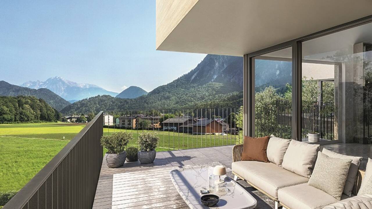 Große loggienartige Balkone mit Blick auf den Untersberg. Große loggienartige Balkone mit Blick auf den Untersberg.