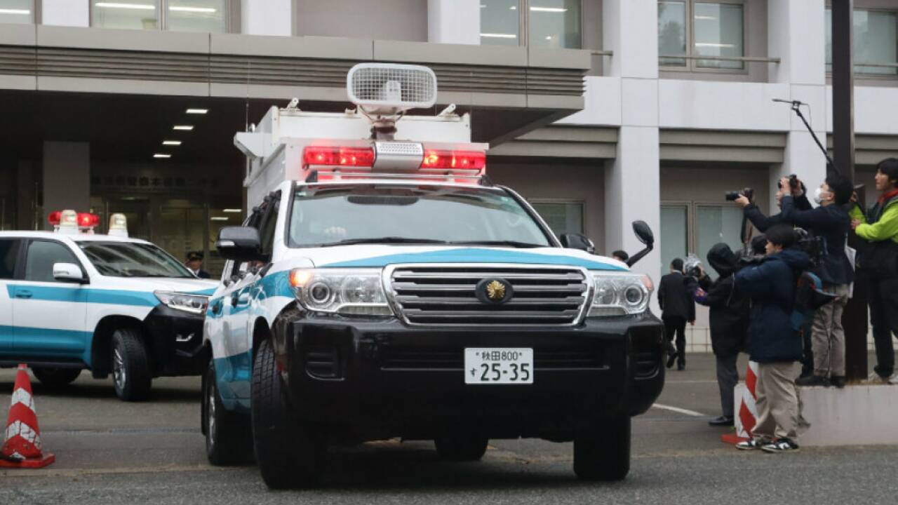 Streifenwagen rücken zur "Bärenjagd" in der Stadt Akita aus Streifenwagen rücken zur 'Bärenjagd' in der Stadt Akita aus