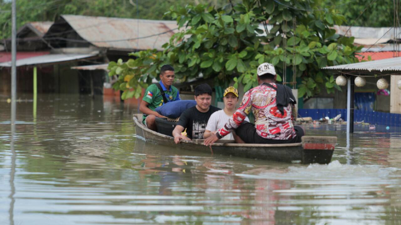 Dorfbewohner flüchten per Boot vor den Fluten 