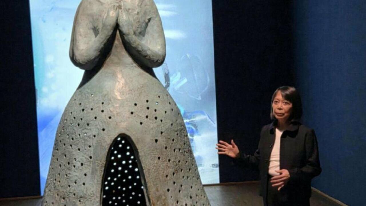 Leiko Ikemura und ihre Skulptur ""Usagi Kannon Janus" Leiko Ikemura und ihre Skulptur ''Usagi Kannon Janus'