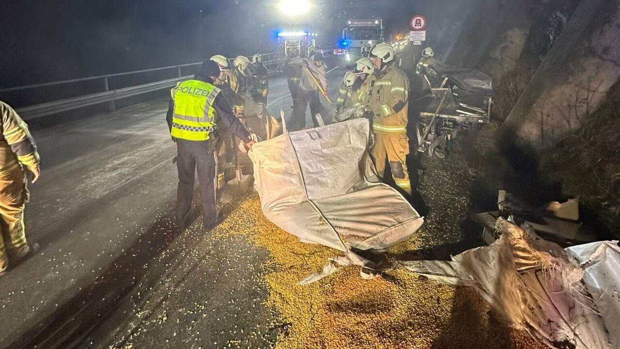 Die B 311 war während der Aufräumarbeiten gesperrt. Die B 311 war während der Aufräumarbeiten gesperrt.